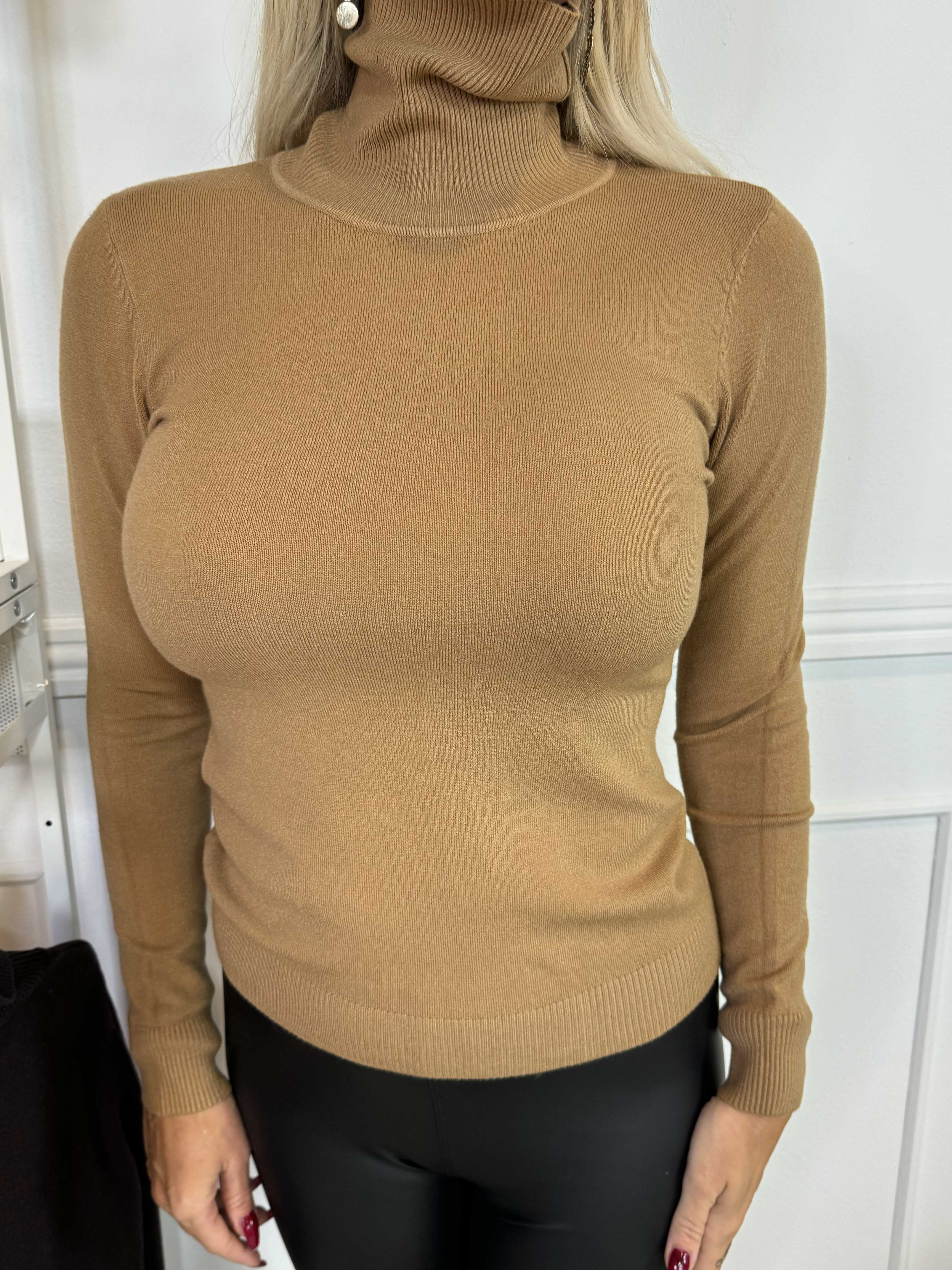 Oksana - Blød bluse i viskoseblanding med turtleneck